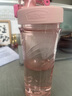 膳魔师（THERMOS）摇摇杯大容量水杯学生奶昔杯健身Tritan塑料杯子带刻度TP4086 樱花粉【搅拌格升级】 710ml 实拍图