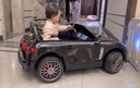 小童鞋【升级加长双人座】儿童电动汽车可坐大人四轮遥控宝宝小孩玩具车 【烤漆】黑色 豪华四驱12V10+软胎【双人座位】 实拍图