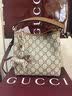 GUCCI古驰GG Emblem系列小号水桶包 米色、深棕色和棕色 均码 实拍图