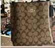 蔻驰（COACH）【品牌直供】女士小号水桶包浅棕色PVC配皮2312IMRO8 实拍图