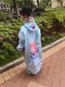 牧萌 儿童雨衣男女童带书包位宝宝幼儿园小学生雨鞋套装防水卡通雨披 浅蓝火箭恐龙 XL码（建议身高115-125cm） 实拍图