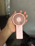 手持小风扇 电风扇 迷你随身便携式电池款桌面轻音学生儿童可手持可站立超长续航 粉色 带两节七号电池 实拍图