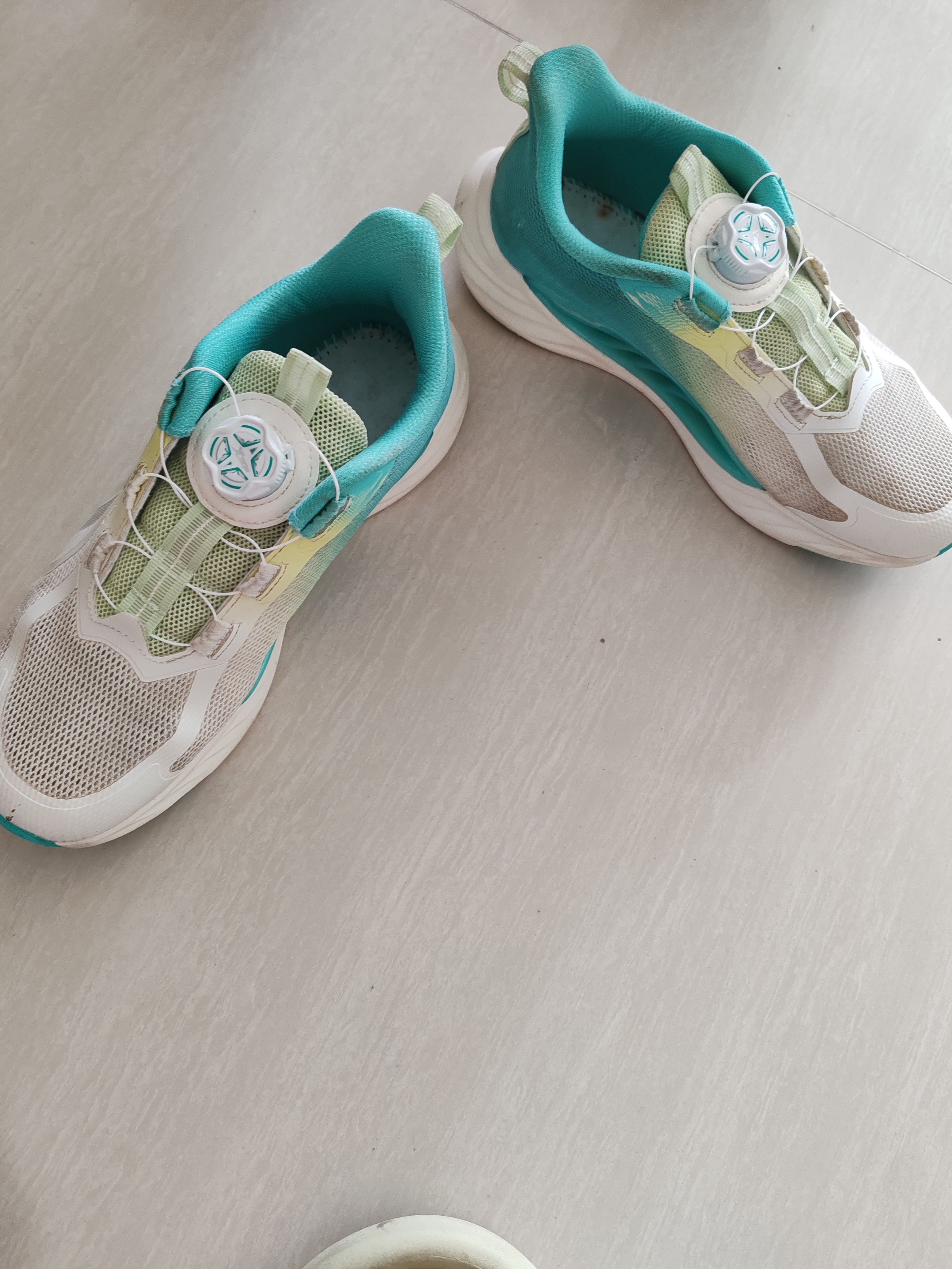 特步（XTEP）【氢风8.0护足跑鞋】儿童童鞋透气旋转扣跑鞋 果冻绿/极光绿 39 实拍图