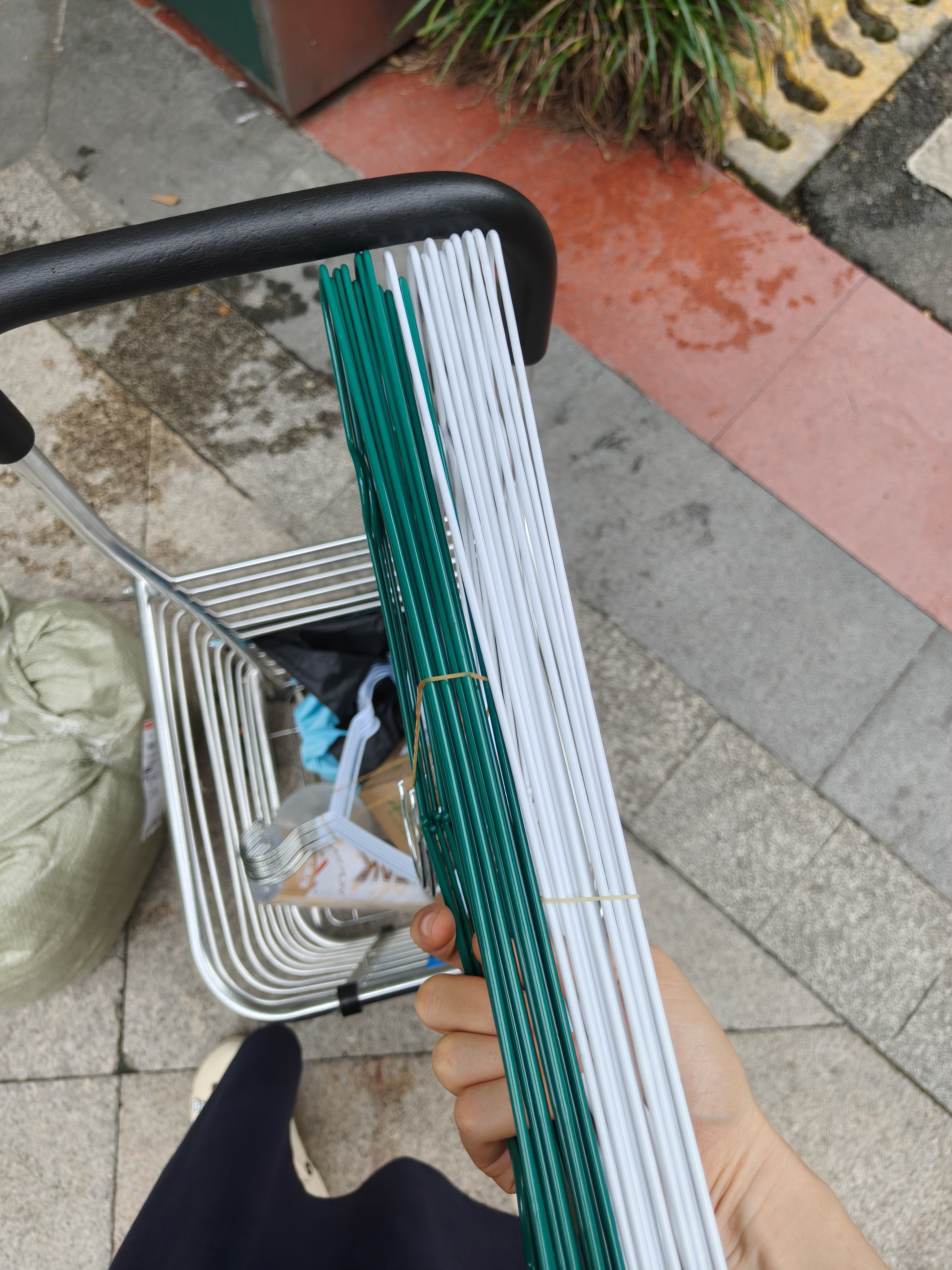 宣室堂衣架 加粗无痕晾衣架 阳台衣服架子 衣挂防滑衣撑 墨绿色40g-【10支】 实拍图