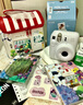 富士FUJIFILM instax mini12立拍立得相机3英寸相纸一次成像旅游相机礼盒 绣球蓝【影像花室套装~含相机包+相册+相框】 相纸组合【含白边相纸20张+相册+相框+贺卡】 实拍图