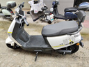 五羊【官方正品】2025款电动摩托车NFC解锁大功率电动车俩轮代步电摩男女时尚电动踏板车 源彩白/速度50M/前碟后鼓/靠背板 60V22A/全新石墨烯电池/木架发货 实拍图