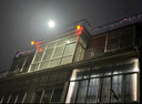 烁室（SUOSHI）太阳能照明灯庭院灯户外防水照明灯家用led高亮感应投光灯路灯 泛光款1000W照约150平-光控+遥控 实拍图