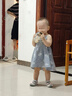 巴厘小猪（BALIPIG）宝宝裙子夏季2024新款小女孩吊带裙儿童夏装 蓝白格花束 90 cm 实拍图