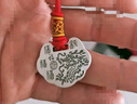 中国珠宝（Sino gem）婴儿长命锁福字足银宝宝平安锁实心吊坠新生儿童满月百天礼物B2 岁岁平安长命锁+礼盒 实拍图