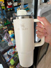STANLEY巨无霸吸管杯水杯保温杯大容量办公车载不锈钢杯子887ML-米白色 实拍图