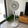 美的（Midea）【飓风节能】七叶柔风立式电风扇/家用轻音落地扇/台式小型风扇/大风力遥控定时摇头风扇 SAH35BSJ 实拍图