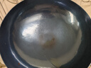 章丘铁锅手工锻打铁锅无涂层物理不粘锅炒锅木把圆底炒菜锅厨房好物轻音 大师版古法烤蓝(已干烧） 32cm 实拍图