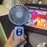 卡培登手持小风扇 多功能智能数显5挡大风力风扇便携迷你充电风扇办公室宿舍桌面户外可用 H01蓝色 实拍图