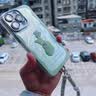 涵雪赵露思绿色小熊适用苹果16promax手机壳新款iPhone15带挂绳13镜头全包防摔壳12可爱11高级女14plus 【羽纱银底-绿边气球小熊】自带镜头膜+手链 iPhone 16pro 实拍图