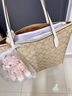 蔻驰女包奢侈品托特包大牌轻奢女士单肩手提包 浅卡其配白色4455IMDQC 实拍图