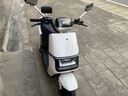 新日电动摩托车72V35Ah石墨烯电池160km长续航电摩1200W大电机智能电动车通勤代步外卖两轮电瓶车 曙光白-智能版 实拍图