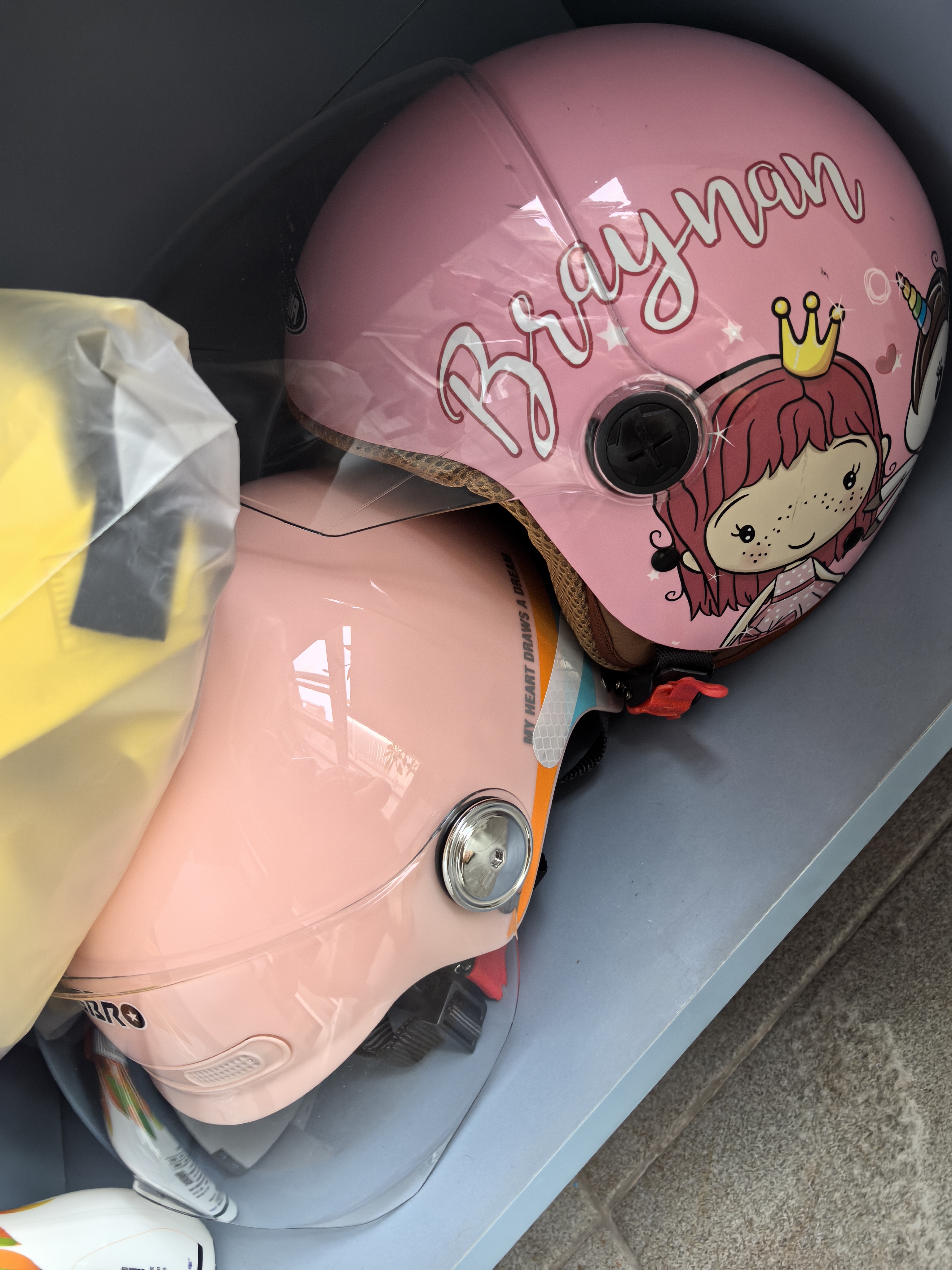 BIGBRO K15 粉色彩带 新国标3C认证摩托车电动车骑行头盔男女通用四季防晒电瓶车夏季半盔 实拍图