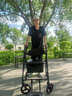 康宏奇老年人助力行走器带座椅带轮助行器老人手推车残疾人防摔可坐可推 【曜石黑·升级款】有脚踏/坐高可调（航空铝合金） 实拍图