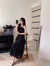 妍莉芬（yanlifen）裙子女2025年夏季法式御姐风黑色吊带连衣裙收腰显瘦海边沙滩长裙 黑色连衣裙(送花朵) M 实拍图