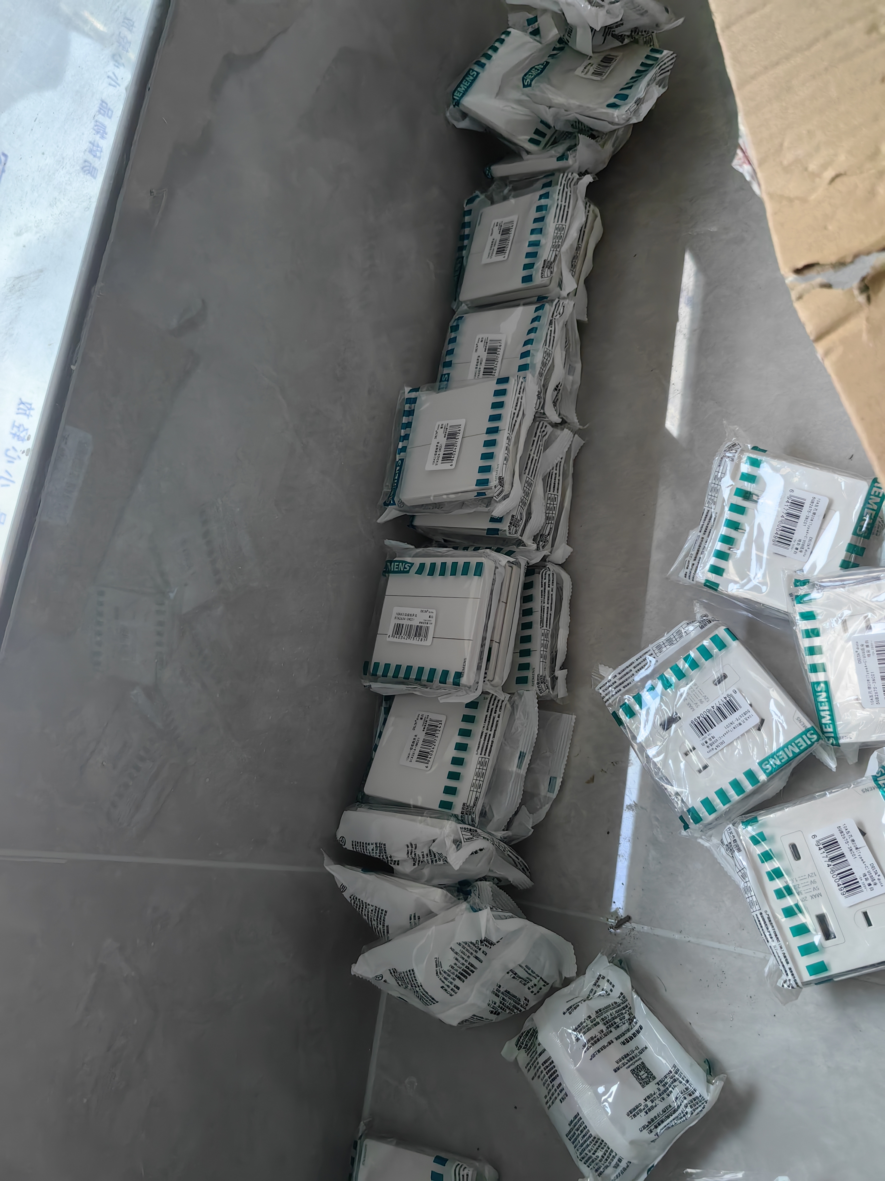 西门子（SIEMENS）插座面板 电脑网络网线信息插座 电视信号墙壁弱电 皓彩系列雅白 六类电脑插座 实拍图