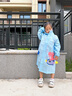 牧萌 儿童雨衣男女童带书包位宝宝幼儿园小学生雨鞋套装防水卡通雨披 浅蓝火箭恐龙 XL码（建议身高115-125cm） 实拍图