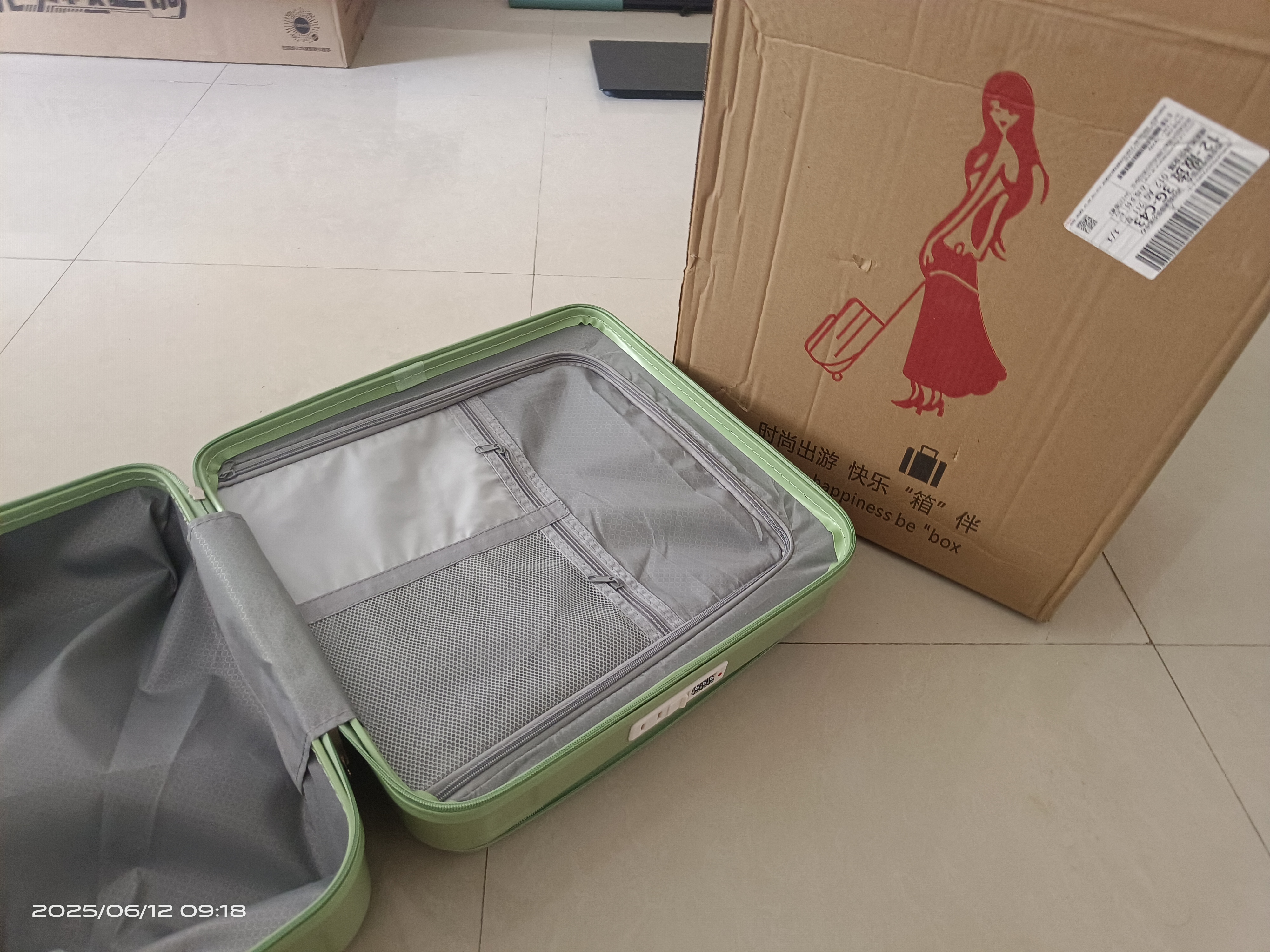 袋鼠（KANGAROO）行李箱小型前开盖拉杆箱多功能USB挂钩旅行箱包免托运迷你登机箱 牛果绿【USB接口+侧开口+手机支架】 18英寸 可登机【轻便登机箱】 实拍图