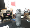 悠家良品（UPSTYLE） 大容量塑料水杯子男学生运动太空杯泡茶防摔水瓶户外健身水壶女 黑色【磨砂款/带茶隔刻度】 700ml 实拍图