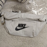 耐克（NIKE）斜挎包男 25夏季新款运动包户外旅行包女士时尚腰包大容量单肩包 52*12*21cm/热推/晒图退5 MISC 实拍图