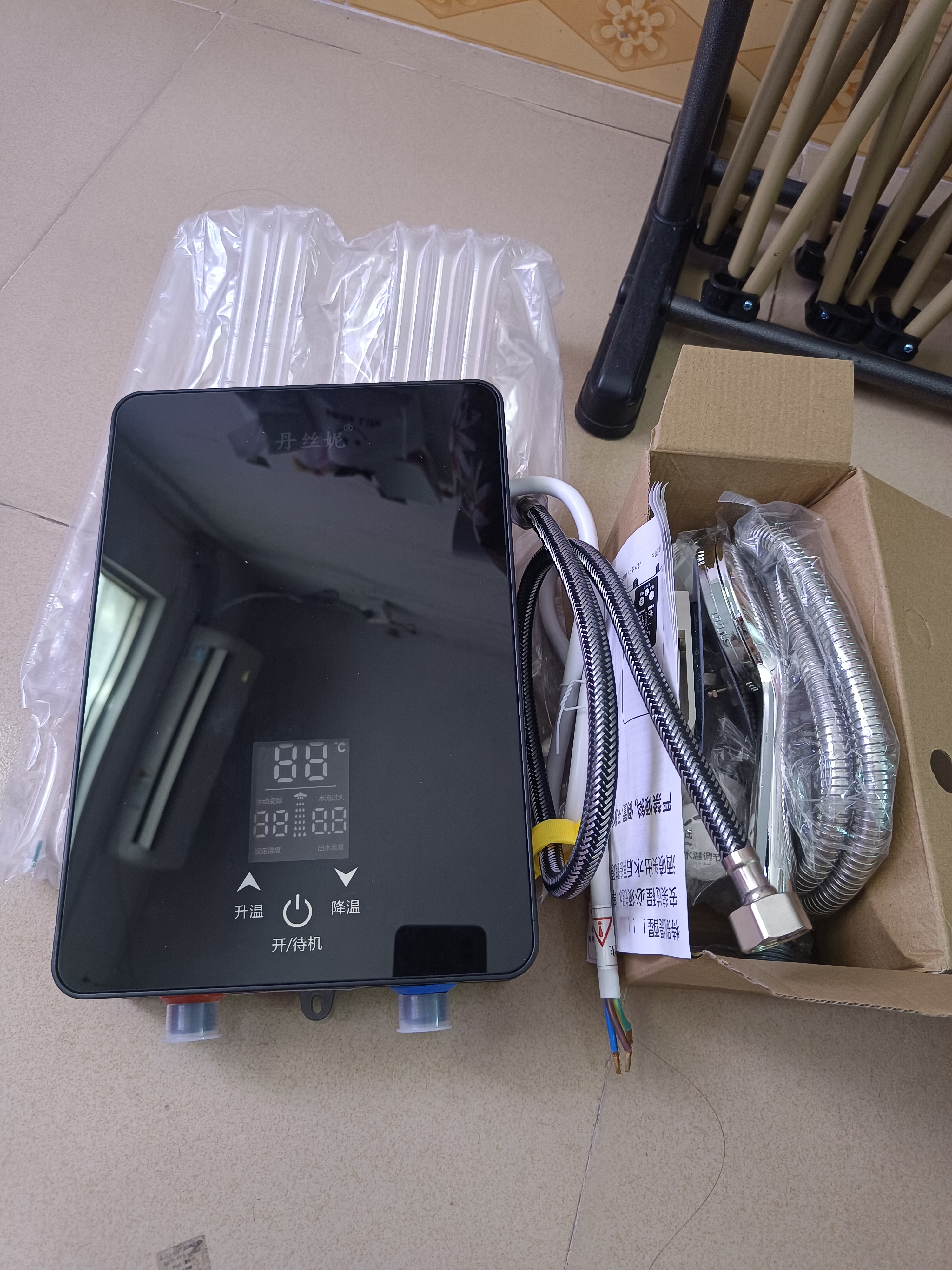 丹丝妮即热式电热水器变频速热恒温家用租房卫生间浴室小型便携安装洗澡神器自动断电过水热多功能 5500W 黑色玻璃大屏+漏保+安全自检+淋浴套装 实拍图
