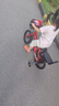 童贝星儿童自行车男孩2-3-6-8-9岁小孩单车脚踏车宝宝童车 中国红+ 辐条轮 +后座款头盔大礼包 14寸适合身高95-115cm 实拍图