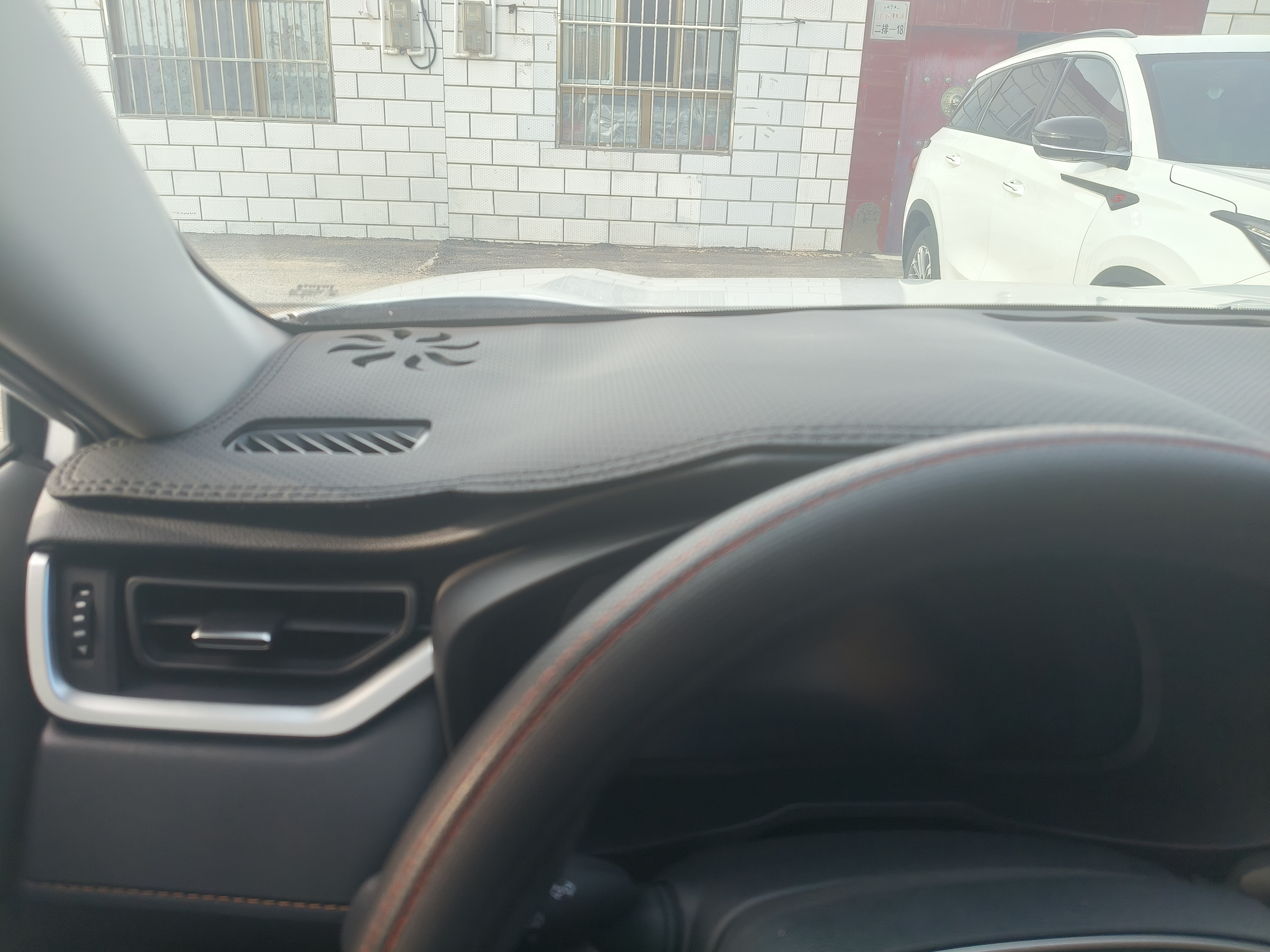 涵慕适用2526款丰田RAV4荣放仪表台避光垫中控台防晒垫工作台改装饰 21~25款RAV4升级透气皮-黑线带标 实拍图