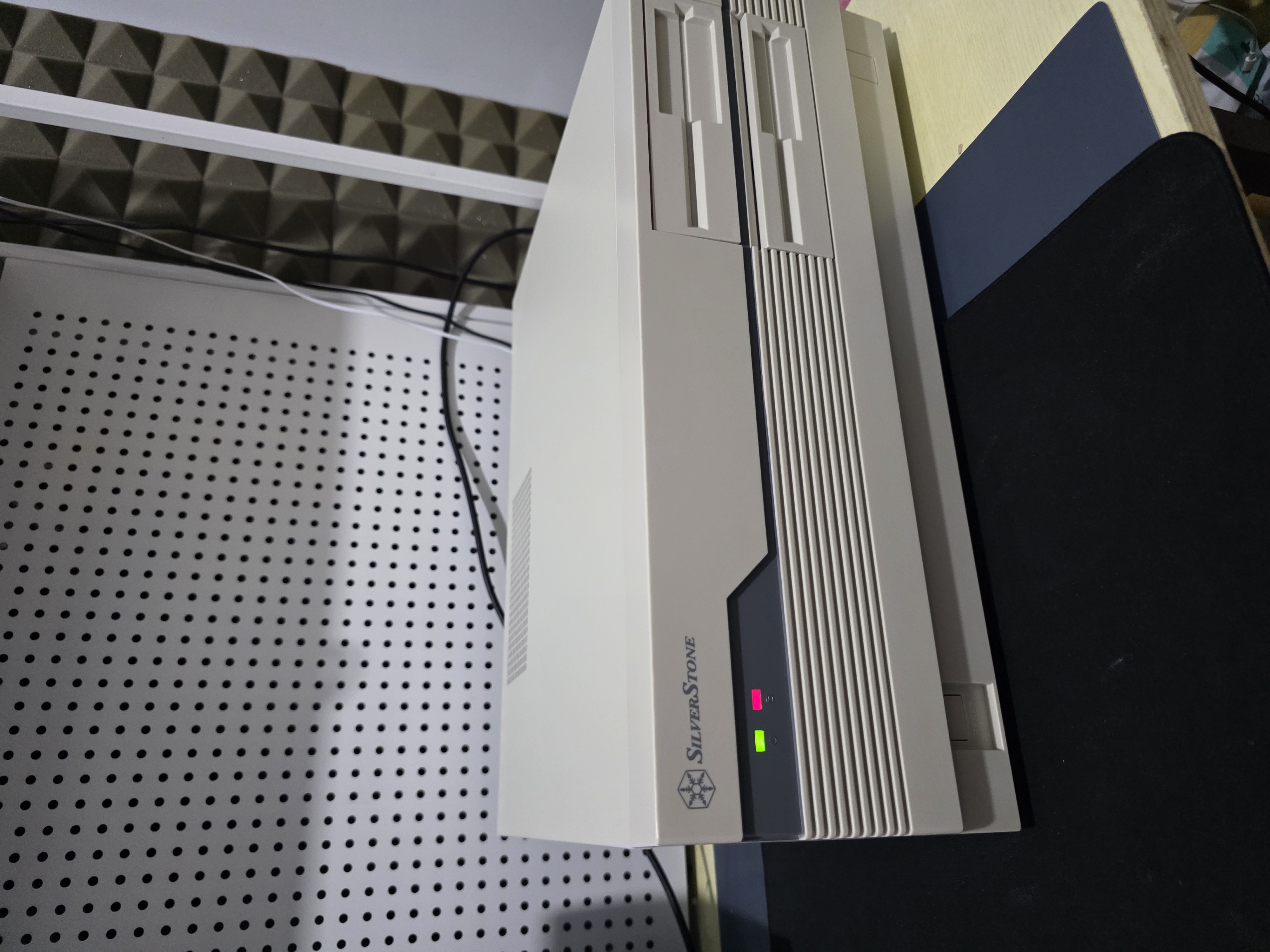 银昕（SilverStone）FLP01W 复古ATX卧式机箱 机+电套装 (怀旧白色/廉政机箱/HTPC/Type-C/0.8mm厚度/正压差) FLP01复古ATX卧式机箱 实拍图