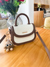 高级感真皮包包女包2025新款斜挎包轻奢手提包单肩包百搭马鞍包 米白拼咖【无挂件】高档通勤实用 实拍图