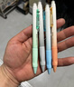得力（deli） 可擦笔可擦中性笔热敏擦笔 高颜值摩易擦笔 小学生3-5年级用圆珠水性笔魔力擦笔套装 按动款 4支装【黑色】 实拍图