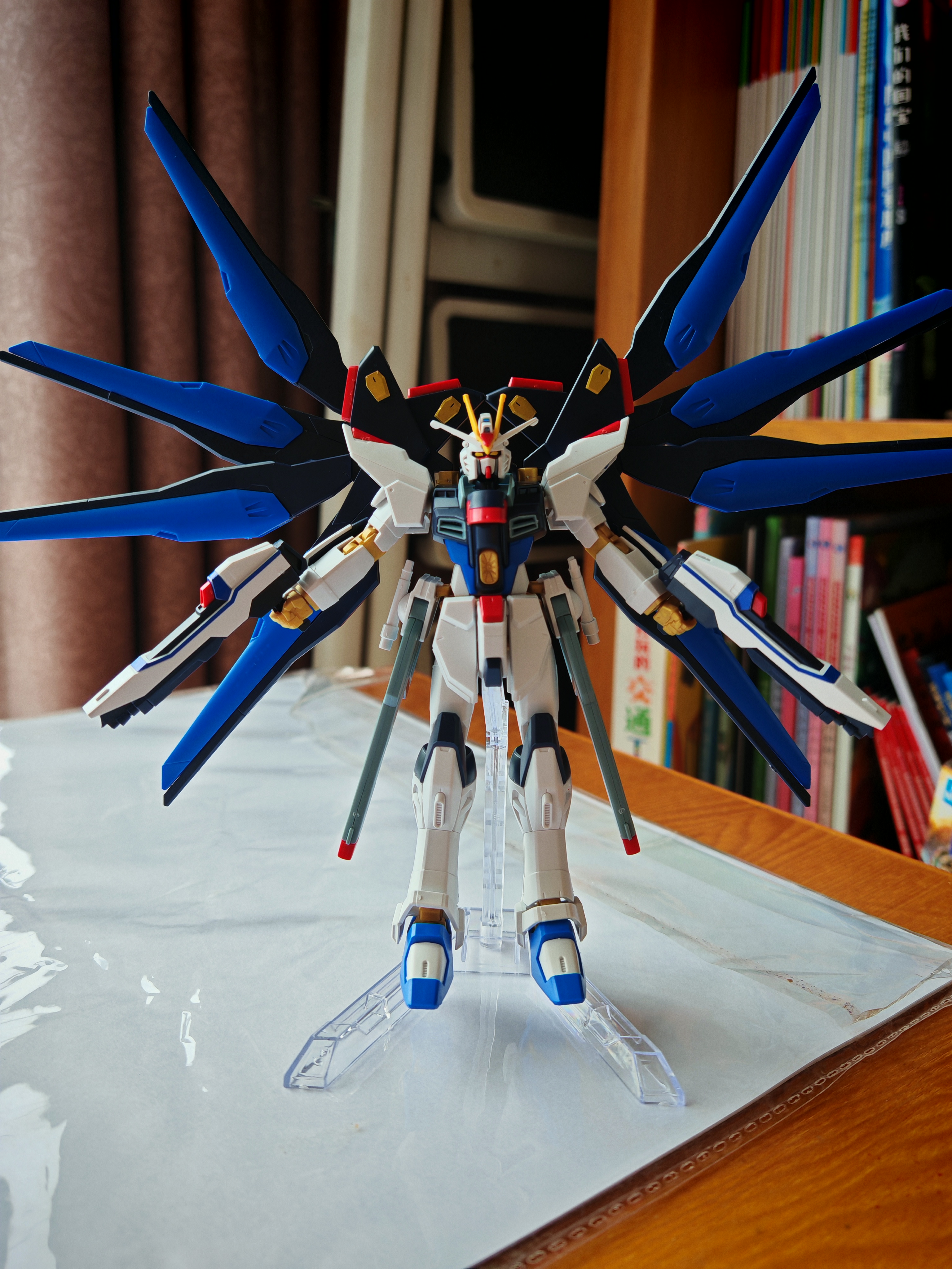 万代（BANDAI）HGCE201 1/144 强袭自由高达拼装模型 实拍图