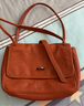 裘真复古001邮差包女单肩通勤大容量斜挎包植鞣头层牛皮包 焦糖色-中号 实拍图