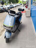 五羊【官方正品】2025款电动摩托车NFC解锁大功率电动车俩轮代步电摩男女时尚电动踏板车 星球灰/速度70M/前后双碟/靠背板 72V22A/全新石墨烯电池/木架发货 实拍图