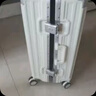 左汀行李箱铝框拉杆箱加厚结实抗压旅行箱登机箱大容量学生密码箱皮箱 烟白色 24英寸 ，适合3-5天中途旅行 实拍图
