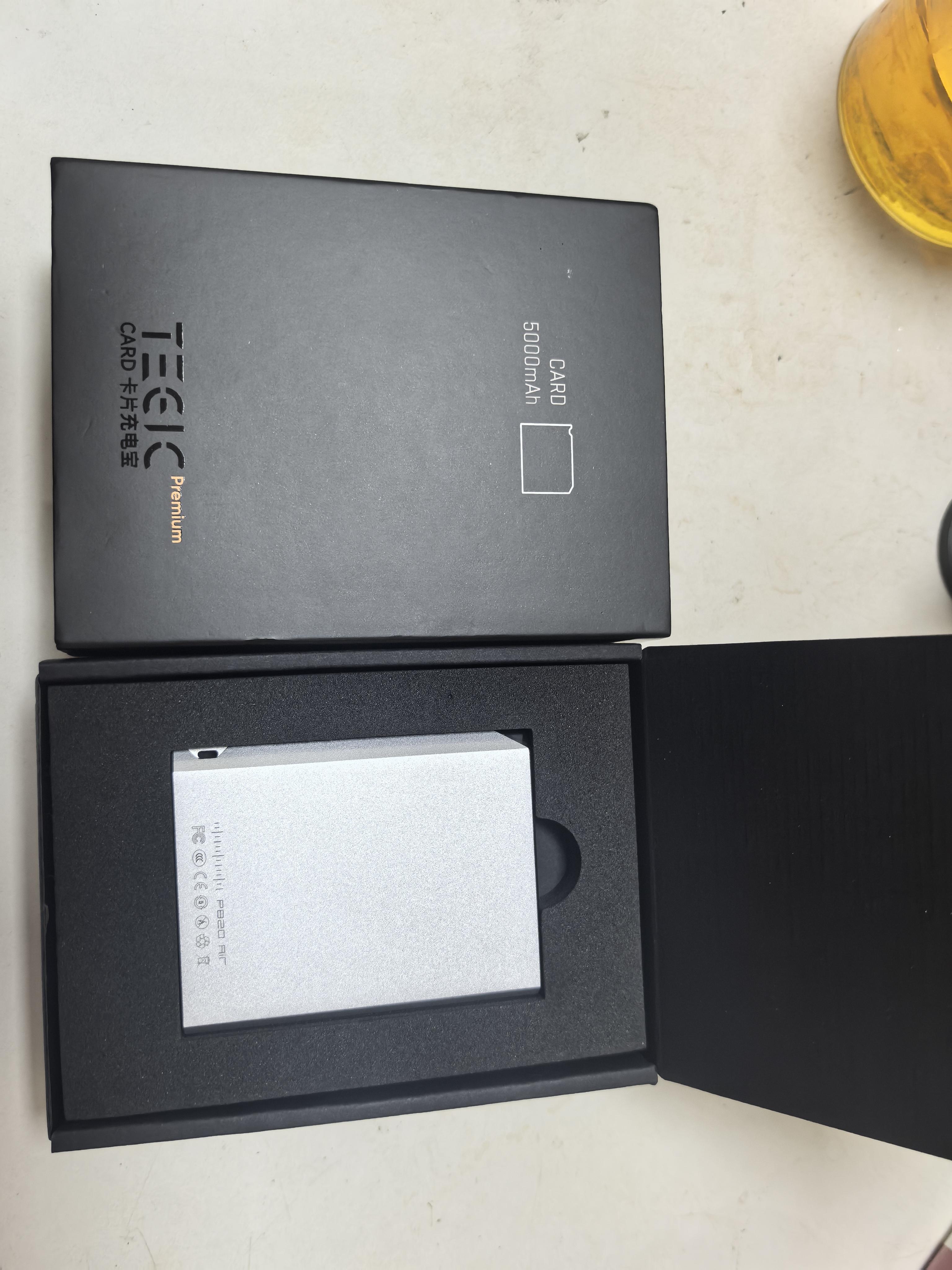 特极客（TEGIC）【3C认证】Card充电宝小巧便携超薄快充移动电源自带挂绳数据线飞机可携带适配iPhone17 银色 20W快充 自带挂绳数据线 5000mAh 实拍图