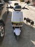 五羊【官方正品】2025款电动摩托车NFC解锁大功率电动车俩轮代步电摩男女时尚电动踏板车 源彩白/速度50M/前碟后鼓/靠背板 72V35A/全新石墨烯电池/木架发货 实拍图