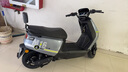 五羊【官方正品】2025款电动摩托车NFC解锁大功率电动车俩轮代步电摩男女时尚电动踏板车 星球灰/速度70M/前后双碟/靠背板 72V22A/全新石墨烯电池/木架发货 实拍图