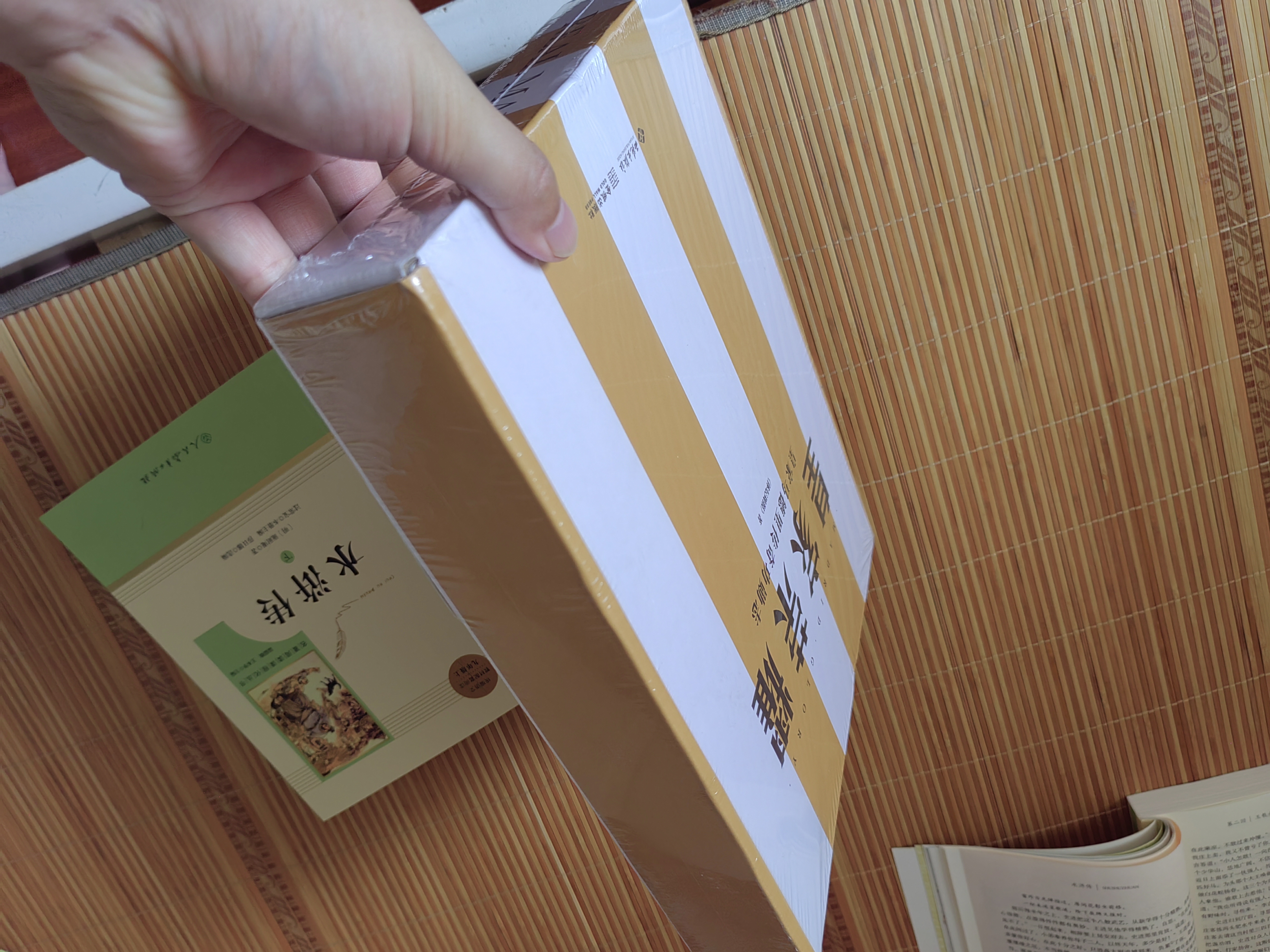皇家荣耀：皇家马德里传奇功勋志 (豪华礼盒版，附赠巨幅挂布2张） 实拍图