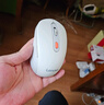 联想（Lenovo） 无线蓝牙双模充电鼠标 蓝牙5.0/3.0 便携办公鼠标人体工学设计 Howard樱花白充电版 实拍图