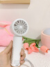 机乐堂手持小风扇迷你便携超长续航2025新款usb充电挂脖静音电风扇学生桌面宿舍办公室户外神器 冰晶白【2000毫安】 实拍图