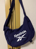 Reebok锐步防泼水流浪饺子包 户外通勤旅行单肩斜挎包 可调肩带大容量 实拍图