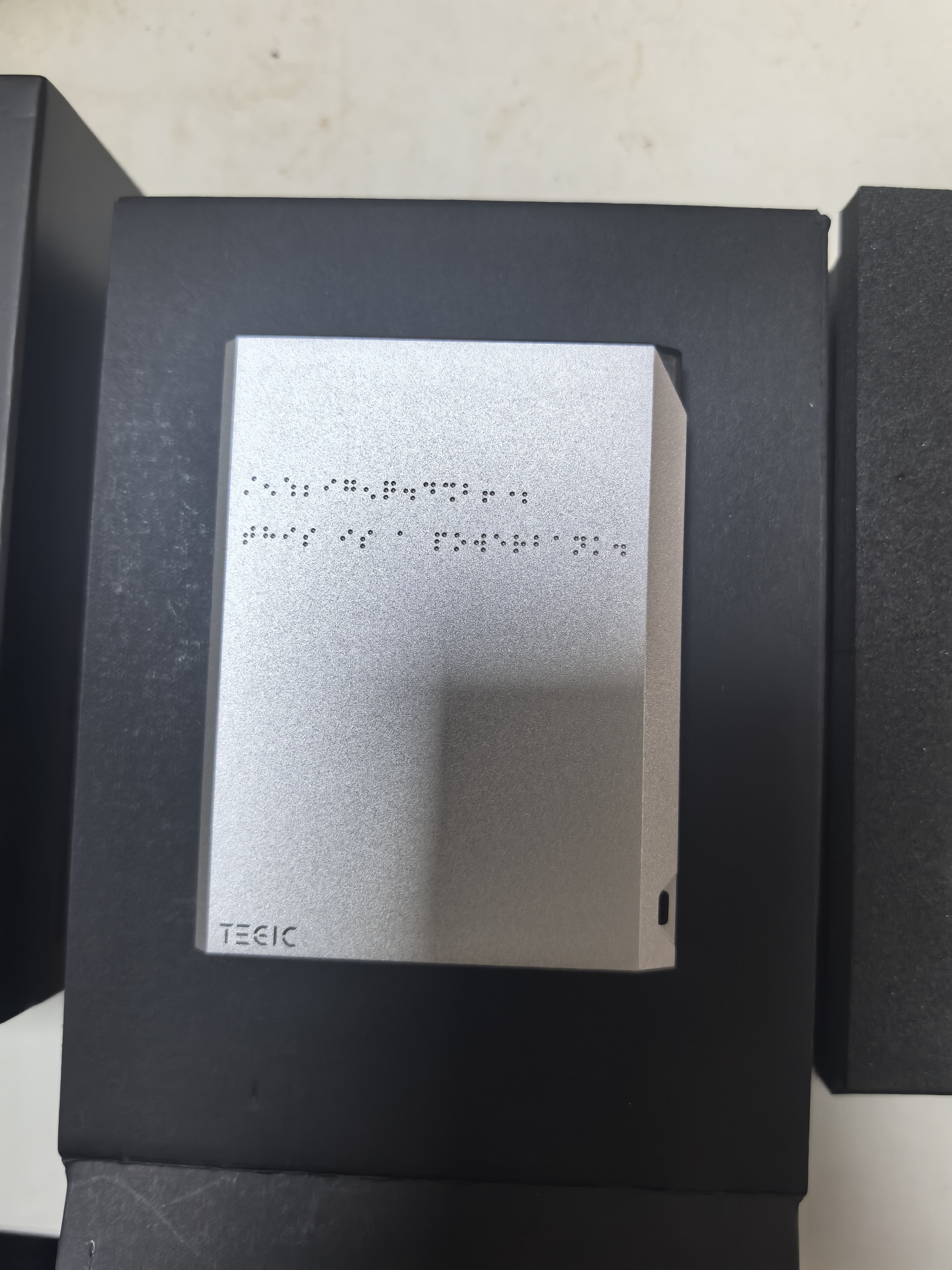 特极客（TEGIC）【3C认证】Card充电宝小巧便携超薄快充移动电源自带挂绳数据线飞机可携带适配iPhone17 银色 20W快充 自带挂绳数据线 5000mAh 实拍图