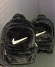 耐克（NIKE）儿童毛绒双肩包 旅行包书包休闲包FZ1330-010 黑 实拍图