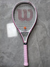 威尔胜（Wilson）大学生初学者系列健身大拍面自练带线回弹铝合金训练新手网球拍 【樱花粉】113拍面 253g  WR3242 实拍图