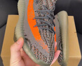 阿迪达斯YeezyBoost椰子350V2青少年学生男鞋女鞋灰橙跑步鞋HQ7045 36.5码 实拍图