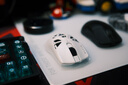 雷蛇（Razer）毒蝰迷你无线se Signature Edition 电竞游戏鼠标  镁合金镂空 双手通用 白色【不支持七无】 实拍图